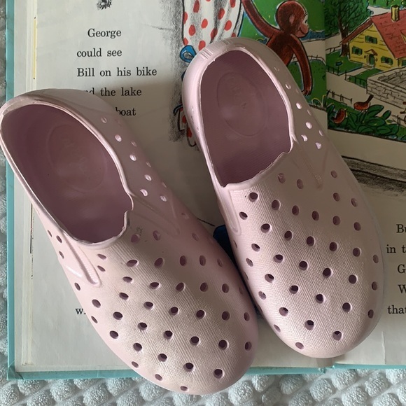 2 pairs Baby girl shoes.  Size 7 and newborn size - Picture 5 of 13